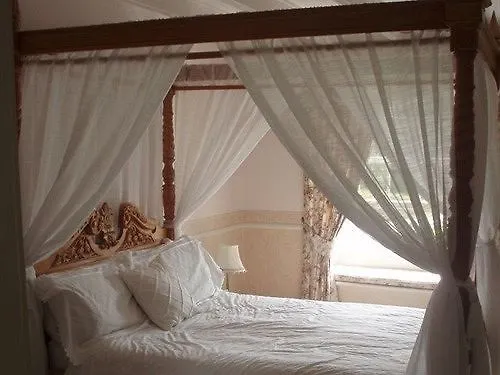 Burnley House 4*
