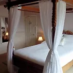 Burnley House بيت ضيافة 4*